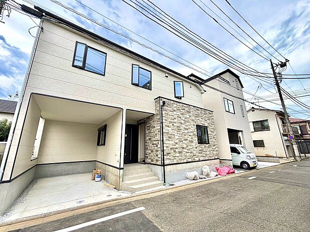 住宅街にある2階建ての住宅の外観です