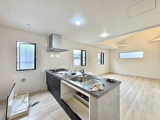 明るいリビングと対面キッチンのある居住空間です