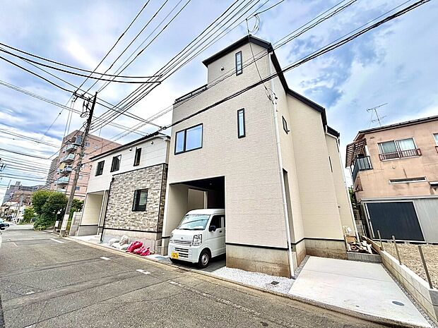 3階建ての住宅で駐車スペースがあります