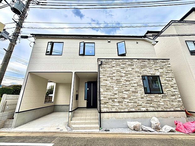二階建ての住宅で、カースペース付きの外観です