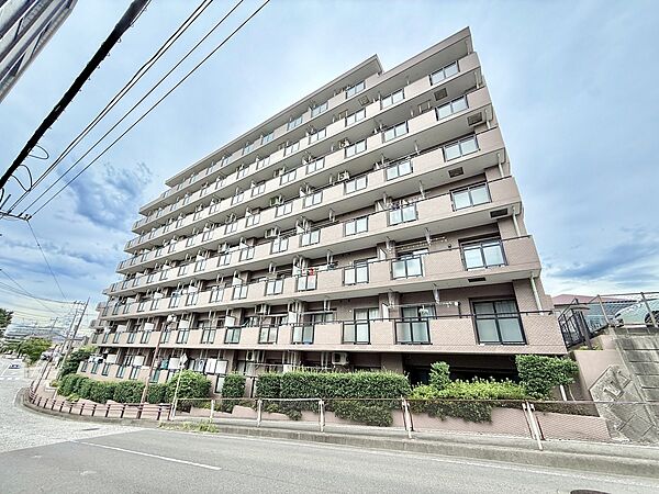 複数階建ての集合住宅の外観写真