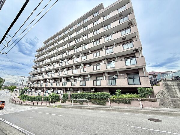 複数階建てのマンションの外観、周辺は住宅街