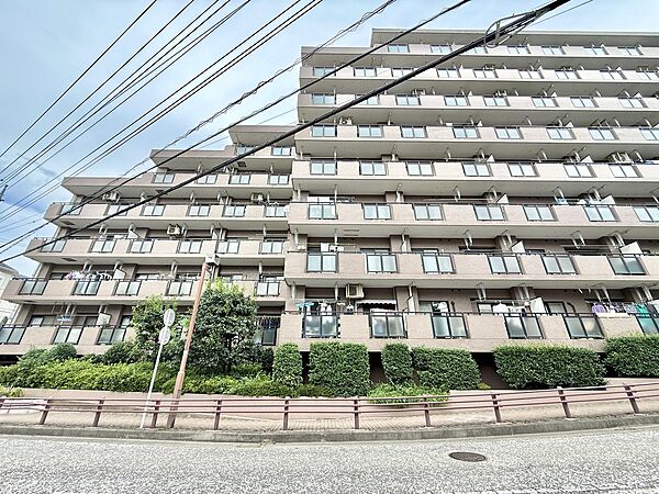 複数階のベランダが特徴的なマンションの外観です