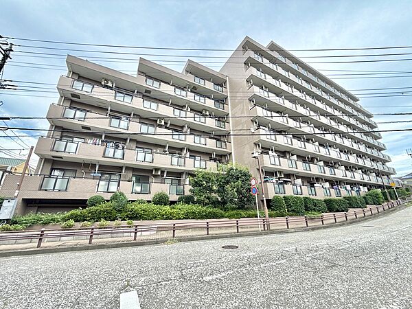 複数階のバルコニーがあるマンション外観