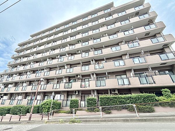 複数階のバルコニーがあるマンションの外観写真