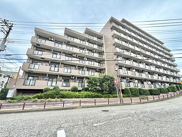 複数階建ての集合住宅の外観写真です