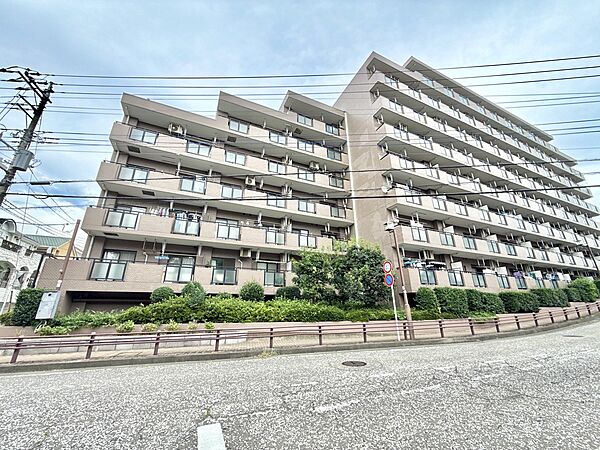 多階建てのマンション外観、周辺は住宅街です