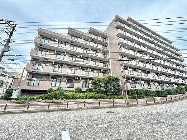 複数階建ての集合住宅の外観、敷地内に緑地あり