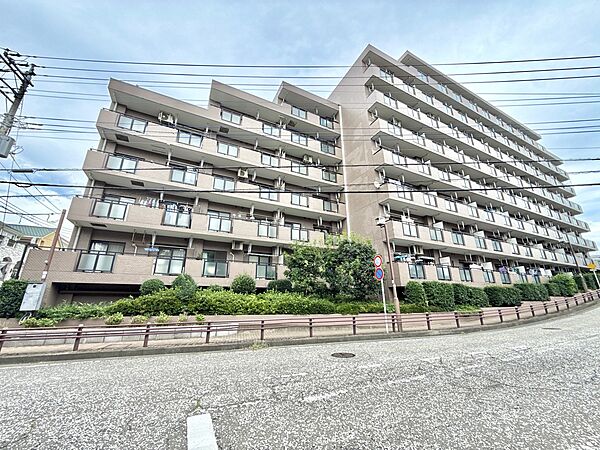複数階建てのマンション外観周辺は歩道整備された街並み