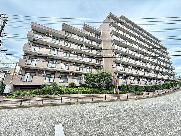 複数階建ての集合住宅外観、広い道路に面しています