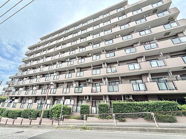 複数階建ての集合住宅の外観写真
