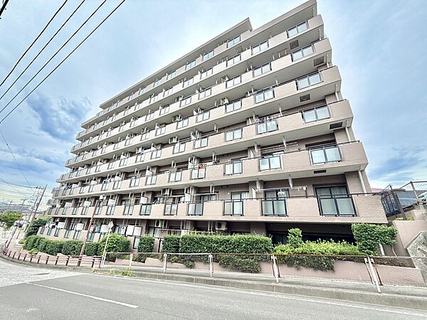 複数階建てマンションの外観です