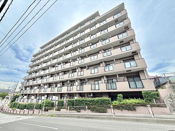 複数階建ての集合住宅の外観写真です