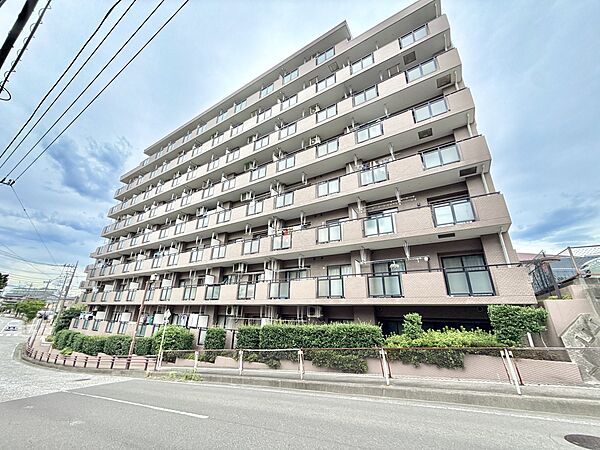 複数階建ての集合住宅の外観です