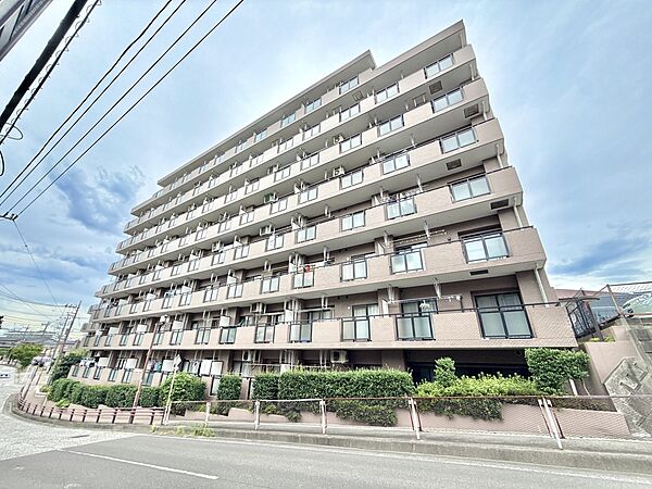 複数階のバルコニーがあるマンションの外観写真です
