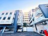 外観：3階建ての集合住宅の外観、敷地内に駐車場あり