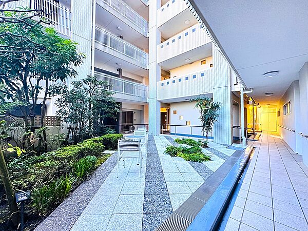 中庭のある集合住宅のエントランス付近の通路です