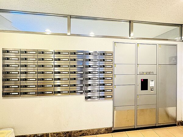 集合ポストと宅配ボックスがあるマンションのエントランス