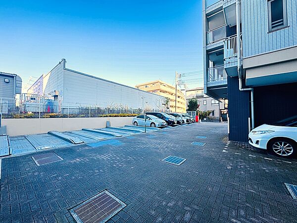 物件近くの駐車スペースと周辺道路の様子です
