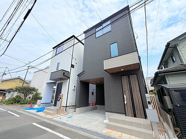 現代的なデザインの新築住宅の外観写真です