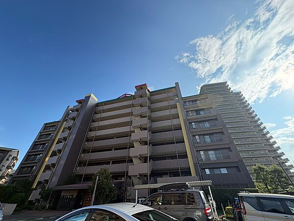 複数階建てのマンション外観晴天の日の撮影