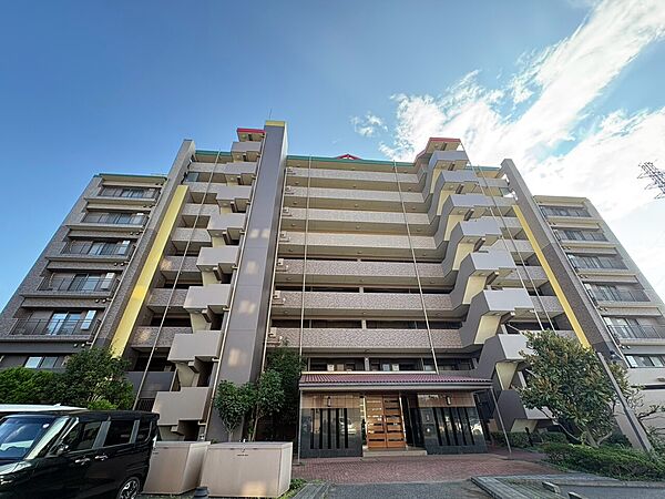 複数階のマンション外観、青空と調和した建物