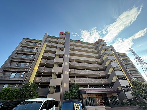 日当たりの良いマンションの外観です