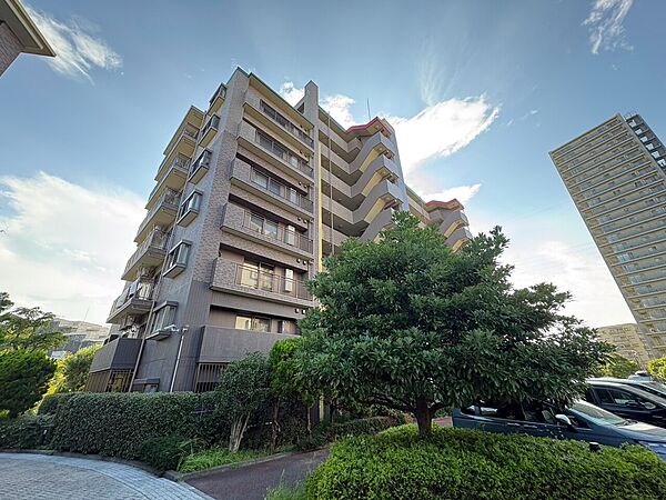 緑豊かな周辺と調和したマンションの外観