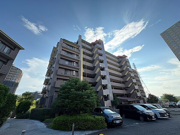 敷地内に駐車場がある中規模マンションの外観です