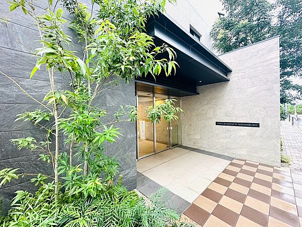 植栽がある落ち着いた印象の建物入口です