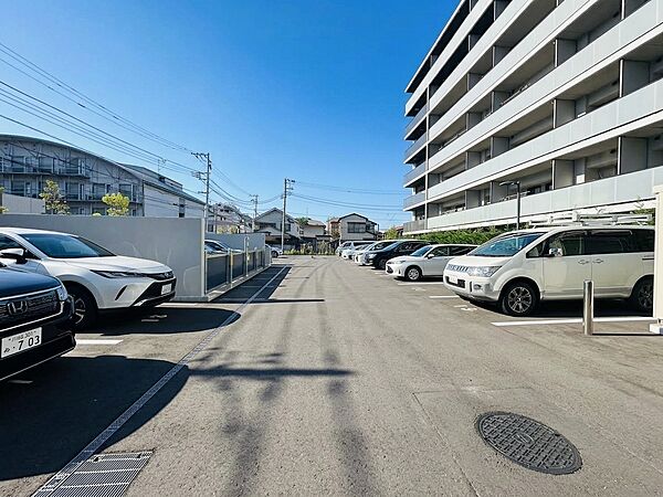マンション両側に駐車場がある周辺の街並み