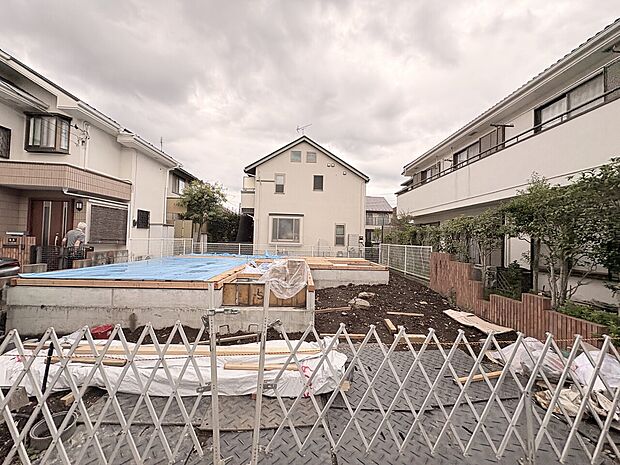 住宅街にある建物と前面道路の様子