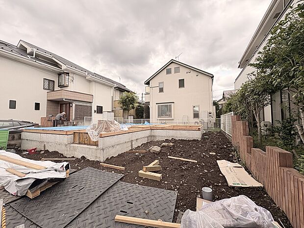 建築中の戸建て住宅と周辺の住宅街