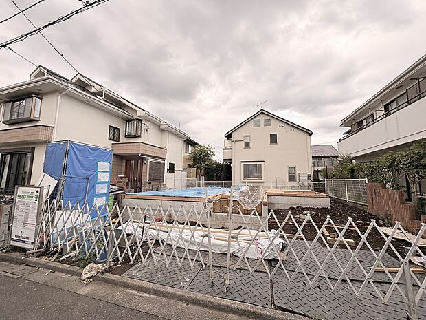 フェンス越しに見える戸建て住宅と周辺の街並み