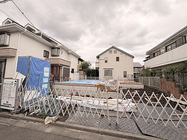 住宅街にある建物と前面道路