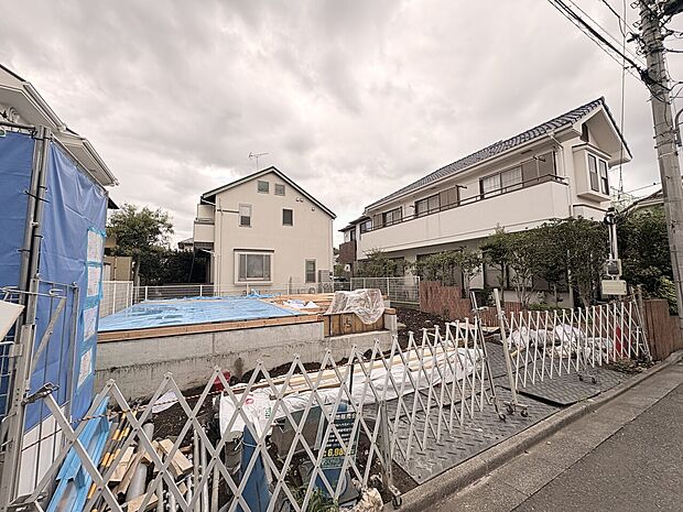 住宅街に建つ建物と道路沿いの外観