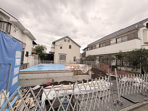 建物周辺の道路と住宅の様子