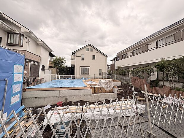 建物に囲まれた屋外スペースと周辺の住宅
