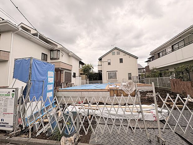 建築中の戸建てが並ぶ周辺の様子