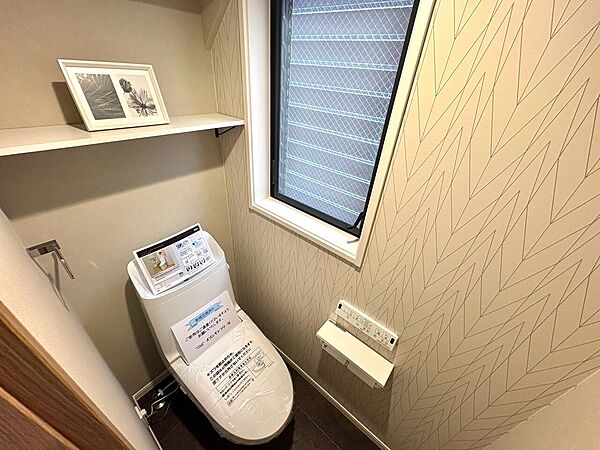 コンパクトで清潔感のあるトイレ空間