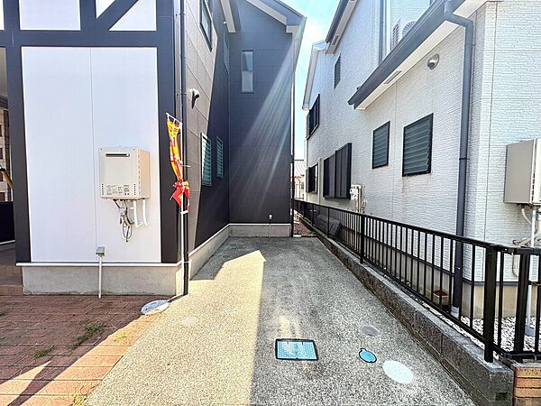 住宅の間にある狭い通路の外観です