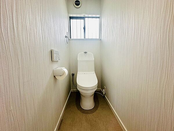窓付きで換気可能なシンプルなトイレ空間です