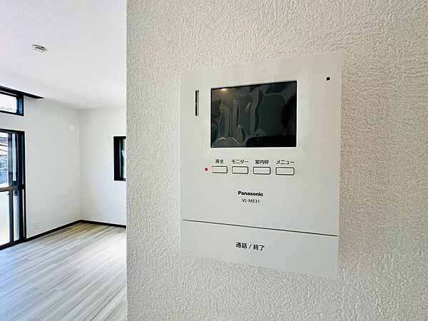 壁に設置されたインターホンモニターの設備です