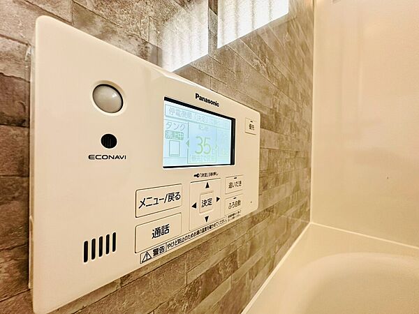 浴室内に設置された操作パネル付き給湯器リモコン