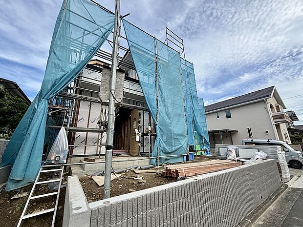 建築中の戸建て住宅と前面道路