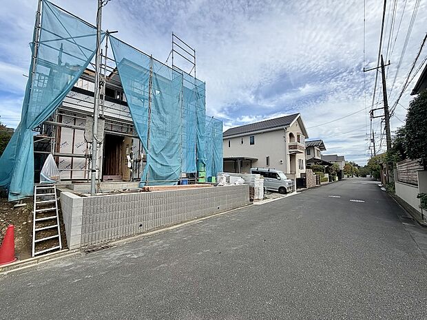建築中の住宅が並ぶ前面道路