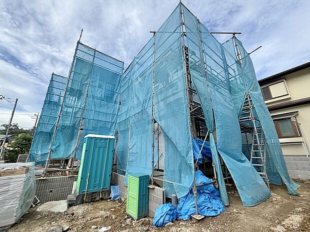 青い養生シートに覆われた建築中の建物
