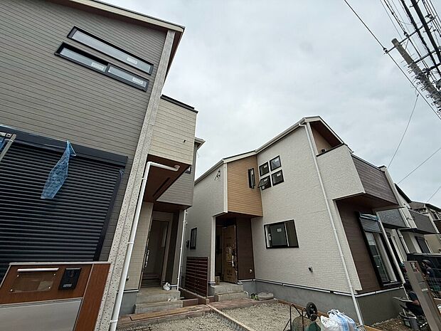 モダンなデザインの2階建て住宅の外観です