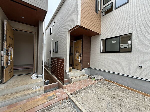 住宅の玄関付近と屋外スペースの様子