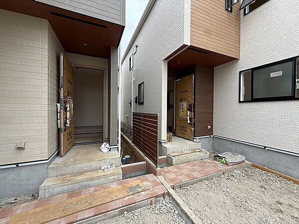 住宅入口の玄関外観とアプローチ部分の様子